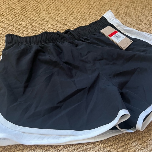 Nike Women’s Shorts - Picture 3 of 5